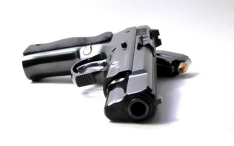 gun selfie