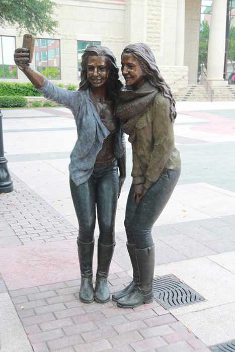 sugarlandstatue selfie