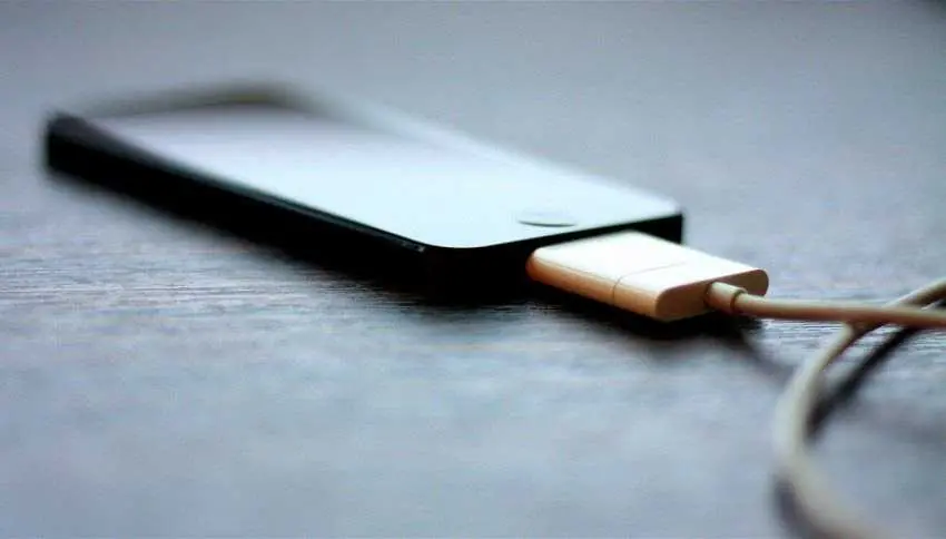 charging smartphone