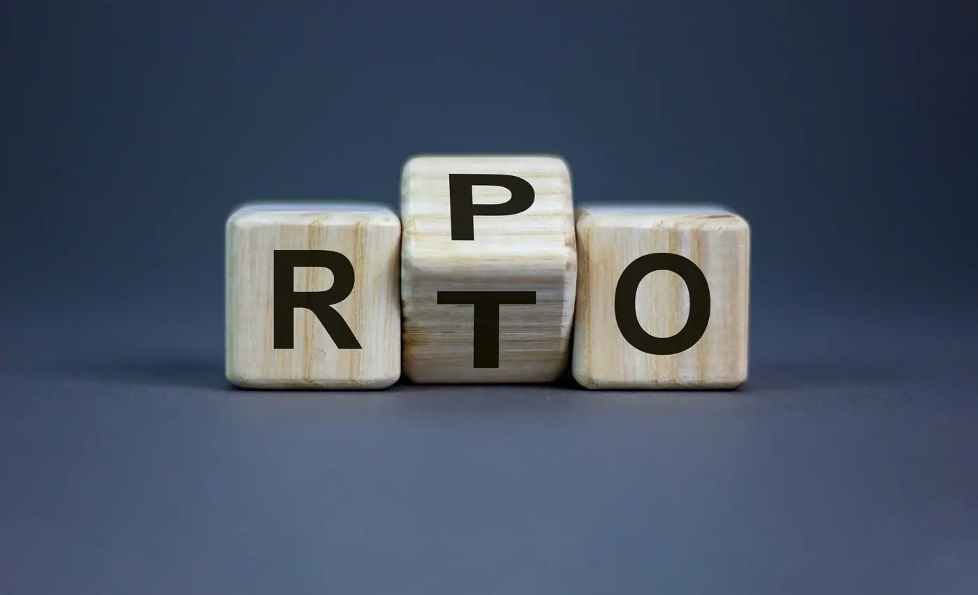 rpo vs rto. turned a cube and changed the word 'rto recovery time objective' to 'rpo recovery point objective'. business and rpo vs rto concept. beautiful grey background, copy space.